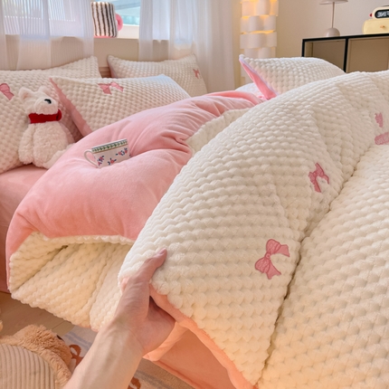 91家纺网 家纺一手货源 找家纺 铭宣家居 2024新款A类豆豆绒刺绣款四件套 豆豆绒-蝴蝶结粉