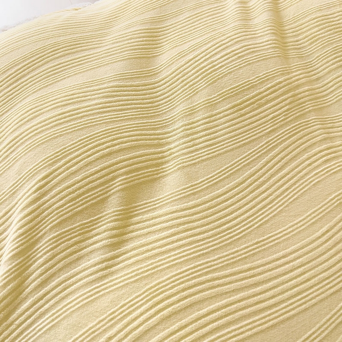 91家纺网 家纺一手货源 找家纺 2024新款简约包边全消光雕花牛奶绒兔兔绒四件套 包边绒 波浪条米黄