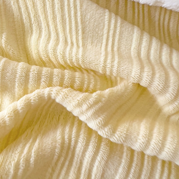 91家纺网 家纺一手货源 找家纺 2024新款简约包边全消光雕花牛奶绒兔兔绒四件套 包边绒 波浪条米黄