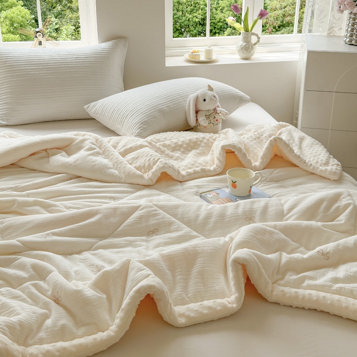 91家纺网 家纺一手货源 找家纺 木楌家居 2025新款全棉A类皱皱纱刺绣手包边豆豆被 清欢