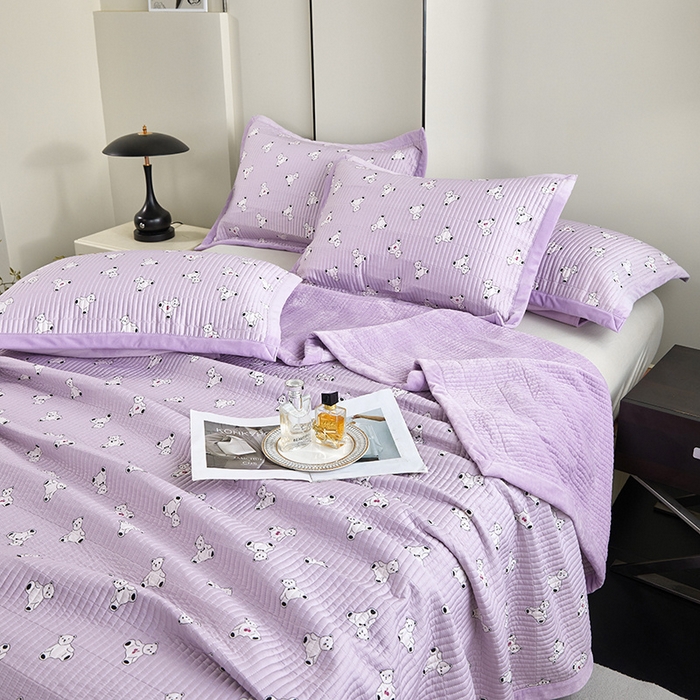 91家纺网 家纺一手货源 找家纺 莎果家纺 2025秋冬一面天丝一面绒高温砂洗床盖三件套 车厘熊仔