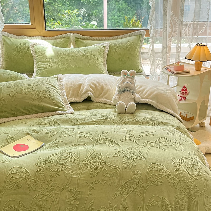91家纺网 家纺一手货源 找家纺 2024新款简约包边全消光雕花牛奶绒兔兔绒四件套 雕花包边-枝枝叶叶 浅绿