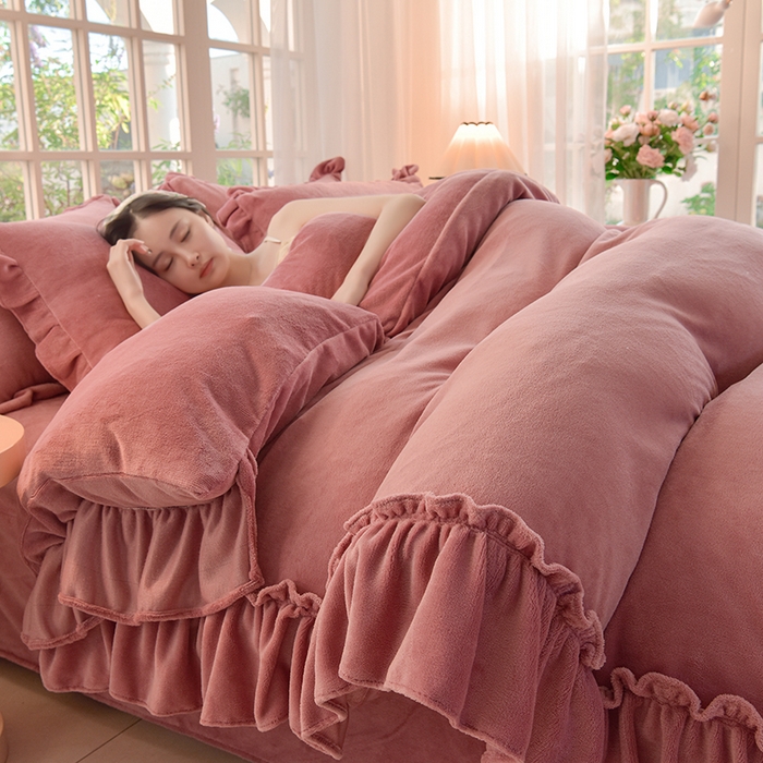 91家纺网 家纺一手货源 找家纺 简爱家纺 2025新款轻奢欧式加厚高克重牛奶绒四件套 珊瑚红