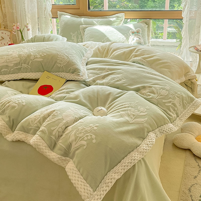 91家纺网 家纺一手货源 找家纺 2024新款简约包边全消光雕花牛奶绒兔兔绒四件套 雕花包边-花丛小鹿 绿