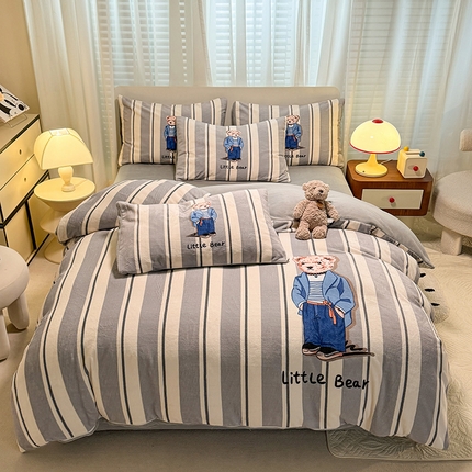 91家纺网 家纺一手货源 找家纺 经年 2025新款大版卡通牛奶绒四件套-玩酷熊系列 玩酷熊-浅灰