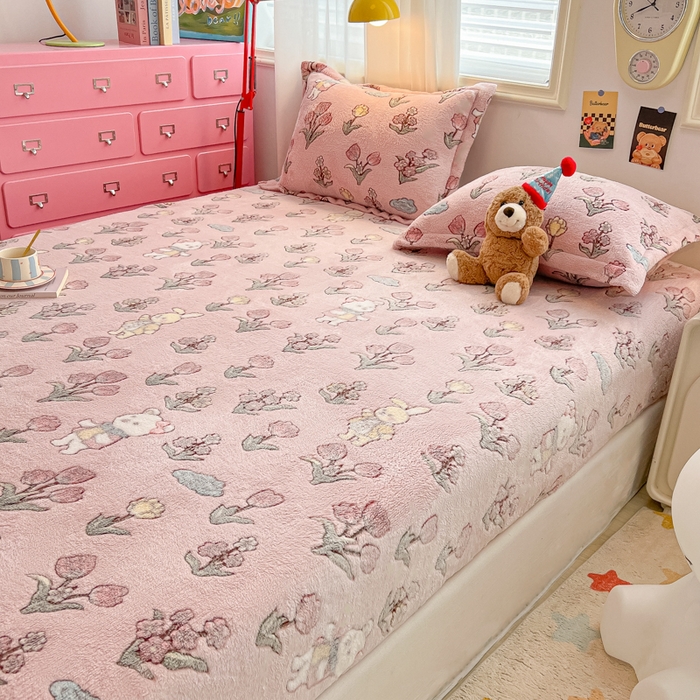 91家纺网 家纺一手货源 找家纺 韩巢家纺 2024新款加厚雪花绒卡通印花保暖床笠三件套 花园熊(粉)