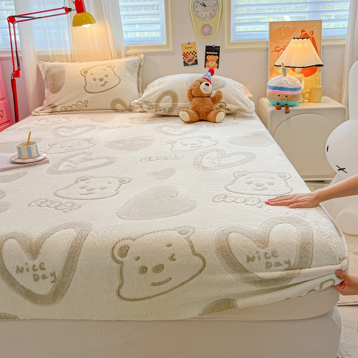 91家纺网 家纺一手货源 找家纺 韩巢家纺 2024新款加厚雪花绒卡通印花保暖床笠三件套 爱心熊(绿)