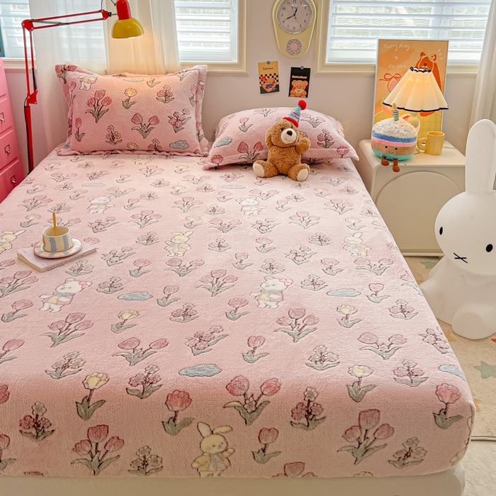 91家纺网 家纺一手货源 找家纺 韩巢家纺 2024新款加厚雪花绒卡通印花保暖床笠三件套 花园熊(粉)