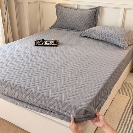 91家纺网 家纺一手货源 找家纺 （总）首尔家纺 2024新款床笠雕花牛奶绒床笠水波纹可配同款枕套