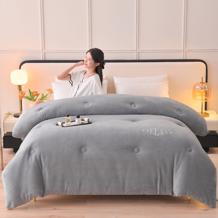 91家纺网 家纺一手货源 找家纺 牛魔王家居 2024新款加厚牛奶绒绣花冬被春秋被大豆被被子 牛奶绒+气质灰