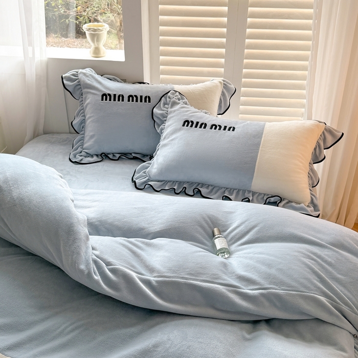 91家纺网 家纺一手货源 找家纺 凯美家居 2024新款牛奶绒刺绣花边四件套-美丽格 美丽格-蓝灰