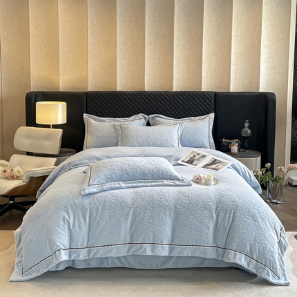 嗯呢家纺 2024新款A类高克重全消光雕花织带工艺款牛奶绒四件套 石榴花开-湖水蓝