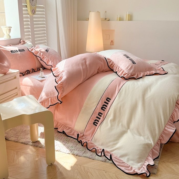 91家纺网 家纺一手货源 找家纺 凯美家居 2024新款牛奶绒刺绣花边四件套-美丽格 美丽格-粉玉