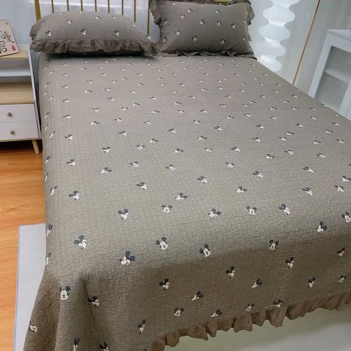 91家纺网 家纺一手货源 找家纺 2024新款亲肤舒适法式床盖三件套 咖啡豆米奇