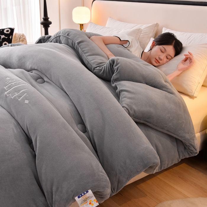 91家纺网 家纺一手货源 找家纺 牛魔王家居 2024新款加厚牛奶绒绣花冬被春秋被大豆被被子 牛奶绒+绅士灰