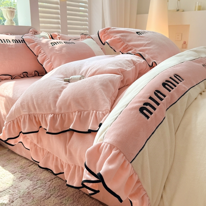 91家纺网 家纺一手货源 找家纺 凯美家居 2024新款牛奶绒刺绣花边四件套-美丽格 美丽格-粉玉