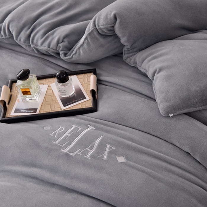 91家纺网 家纺一手货源 找家纺 牛魔王家居 2024新款加厚牛奶绒绣花冬被春秋被大豆被被子 牛奶绒+绅士灰