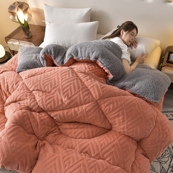 91家纺网 家纺一手货源 找家纺 锦逸家居 2025新款剪花牛奶绒冬被纯色冬被雕花牛奶绒冬被被子被芯春秋被 落日橙