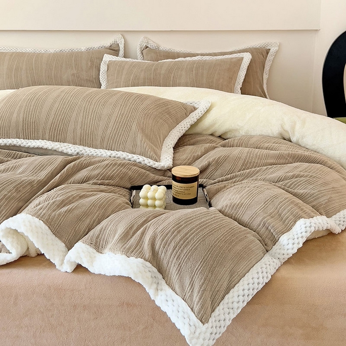 91家纺网 家纺一手货源 找家纺 2024新款简约包边全消光雕花牛奶绒兔兔绒四件套 包边绒 波浪条咖