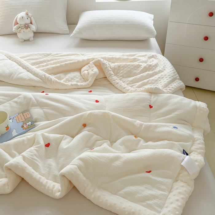 91家纺网 家纺一手货源 找家纺 木楌家居 2025新款全棉A类皱皱纱刺绣手包边豆豆被 心动