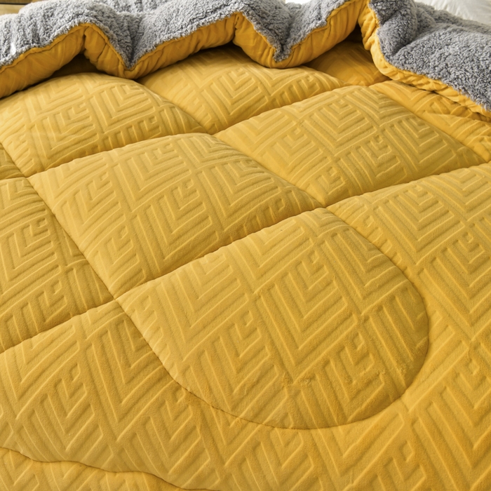 91家纺网 家纺一手货源 找家纺 锦逸家居 2025新款剪花牛奶绒冬被纯色冬被雕花牛奶绒冬被被子被芯春秋被 柠檬黄