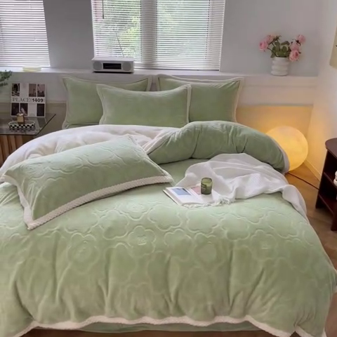 91家纺网 家纺一手货源 找家纺 2024新款简约包边全消光雕花牛奶绒兔兔绒四件套 雕花包边-雕花小熊 草绿