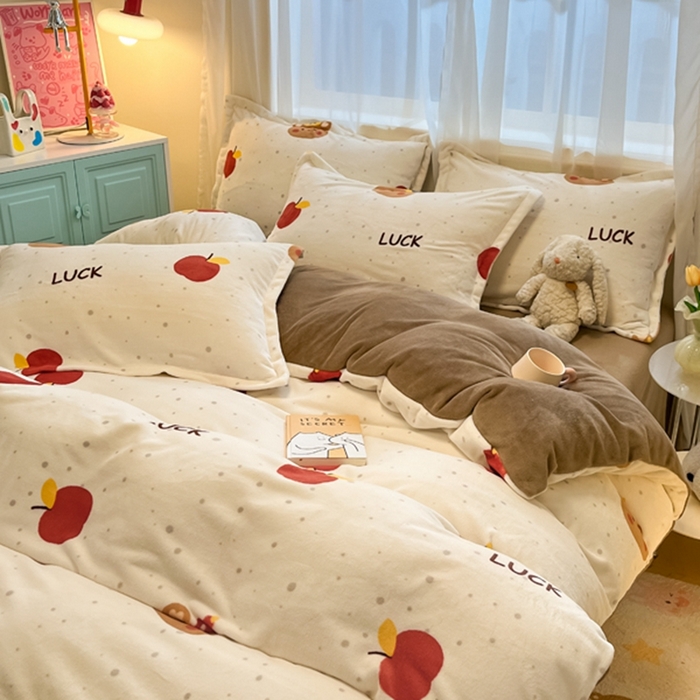 91家纺网 家纺一手货源 找家纺 慕尚家纺 2025新款3.5kg高克重田园花卉类牛奶绒四件套 苹果小熊