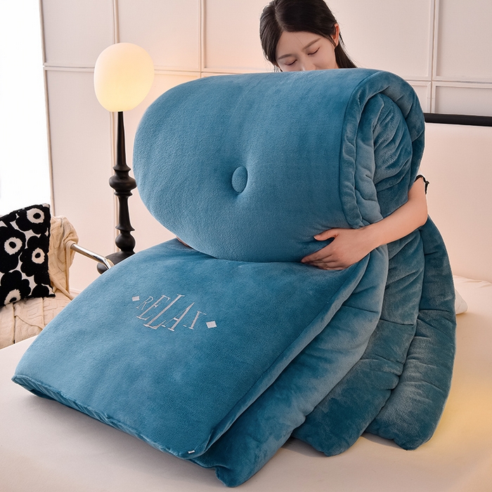 91家纺网 家纺一手货源 找家纺 牛魔王家居 2024新款加厚牛奶绒绣花冬被春秋被大豆被被子 牛奶绒+宾利蓝