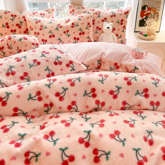 91家纺网 家纺一手货源 找家纺 慕澄家纺 2024新款兔绒牛奶绒加厚保暖印花四件套 樱桃小丸子