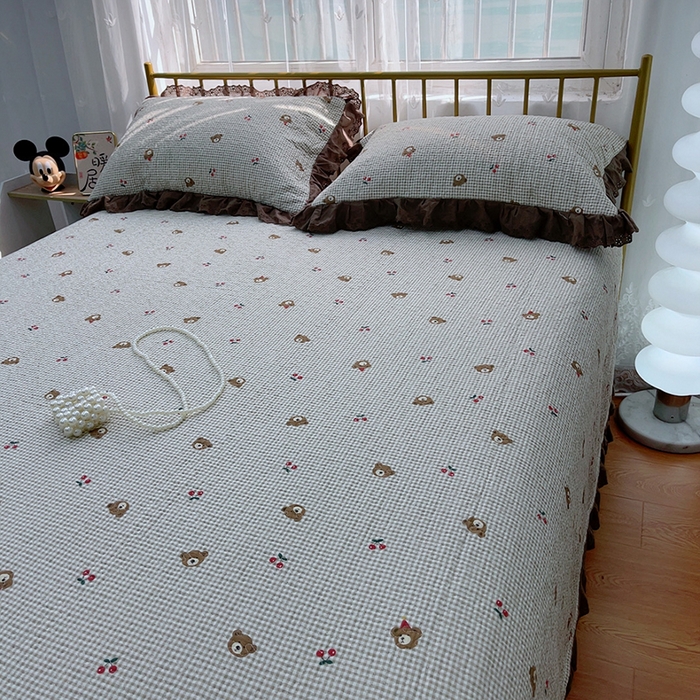 91家纺网 家纺一手货源 找家纺 2024新款亲肤舒适法式床盖三件套 熊头小格子