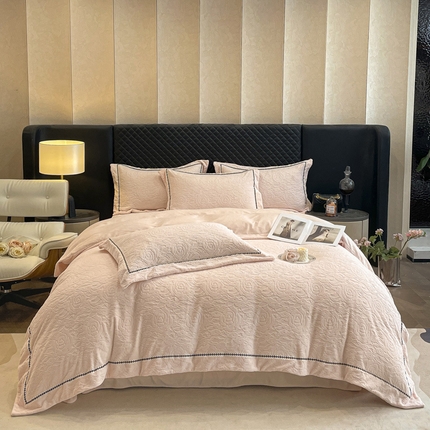 嗯呢家纺 2024新款A类高克重全消光雕花织带工艺款牛奶绒四件套 石榴花开-樱花粉