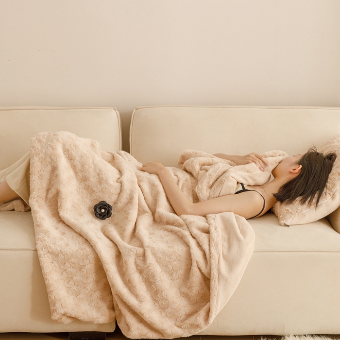 91家纺网 家纺一手货源 找家纺 2024秋冬保暖加厚绒类玫瑰兔绒毛毯、抱枕 毛毯-米杏