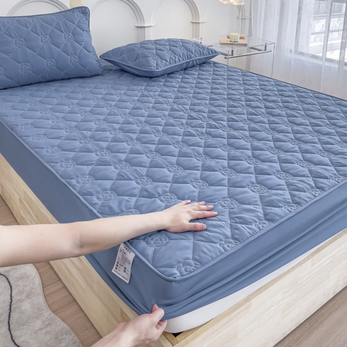 91家纺网 家纺一手货源 找家纺 丝涟家居 2025新款A类亲肤棉防水防污床笠--花朵款 玫瑰花-海洋蓝