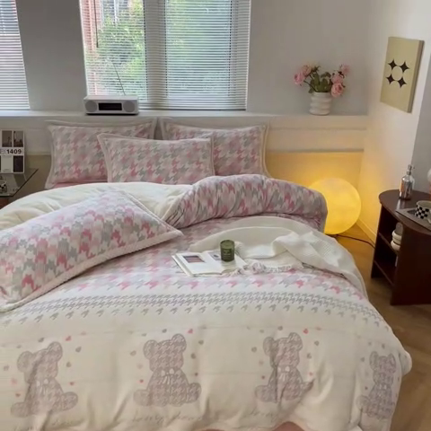 91家纺网 家纺一手货源 找家纺 2024新款简约包边全消光雕花牛奶绒兔兔绒四件套 雕花包边-千鸟格小熊-粉