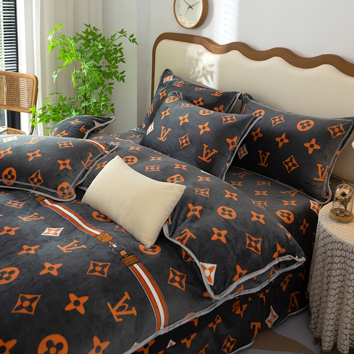 91家纺网 家纺一手货源 找家纺 雨萝家纺 2024新款亲肤舒适牛奶绒四件套 大牌风