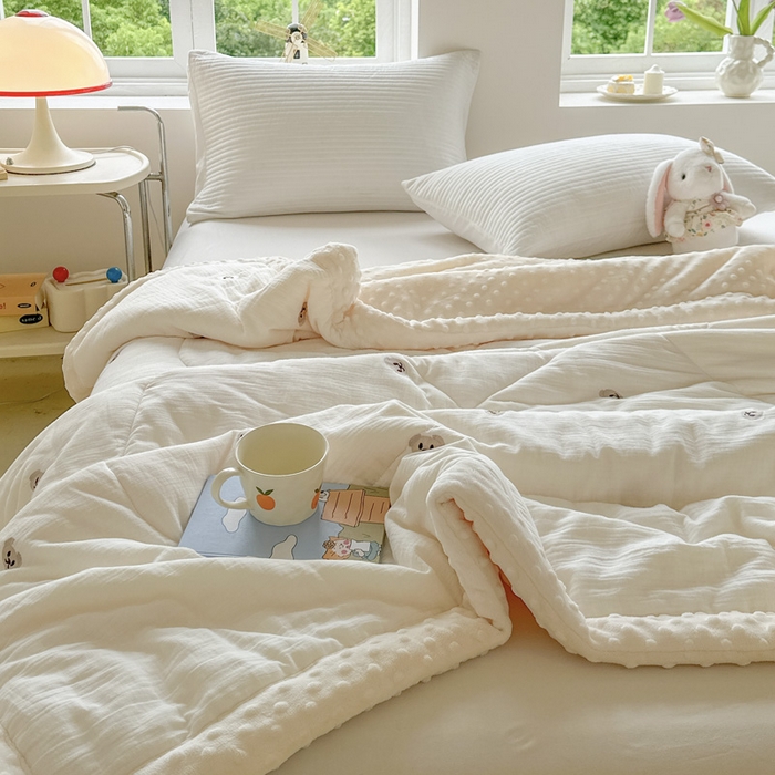 91家纺网 家纺一手货源 找家纺 木楌家居 2025新款全棉A类皱皱纱刺绣手包边豆豆被 熊宝贝