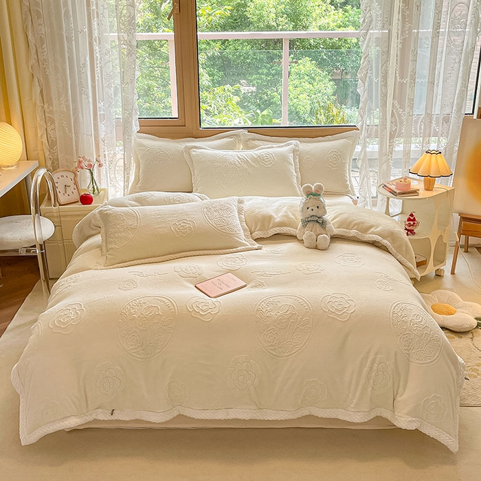 91家纺网 家纺一手货源 找家纺 2024新款简约包边全消光雕花牛奶绒兔兔绒四件套 雕花包边-浪漫人生 奶白