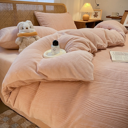 91家纺网 家纺一手货源 找家纺 莱茵 2024新款高克重牛奶绒雕花烂花简单款四件套巴克曼-浅粉