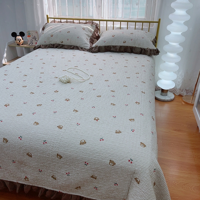 91家纺网 家纺一手货源 找家纺 2024新款亲肤舒适法式床盖三件套 熊头小格子