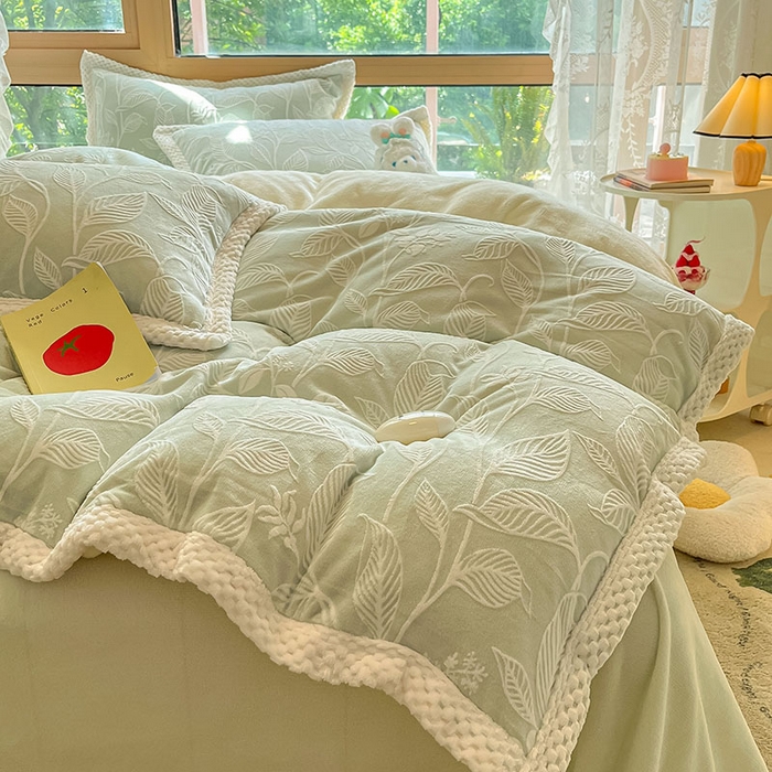 91家纺网 家纺一手货源 找家纺 2024新款简约包边全消光雕花牛奶绒兔兔绒四件套 雕花包边-迪亚妮 浅绿