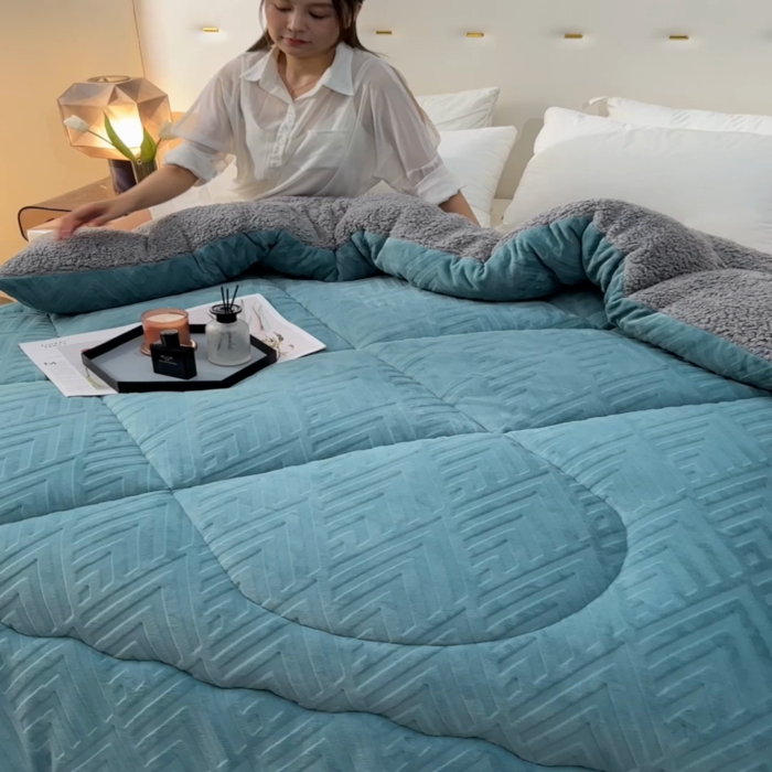 91家纺网 家纺一手货源 找家纺 锦逸家居 2025新款剪花牛奶绒冬被纯色冬被雕花牛奶绒冬被被子被芯春秋被 湖蓝