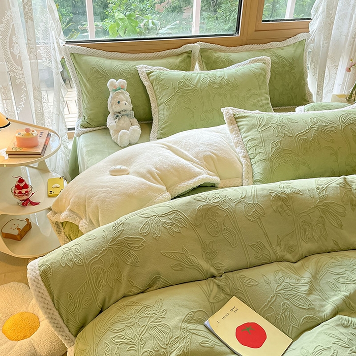 91家纺网 家纺一手货源 找家纺 2024新款简约包边全消光雕花牛奶绒兔兔绒四件套 雕花包边-枝枝叶叶 浅绿