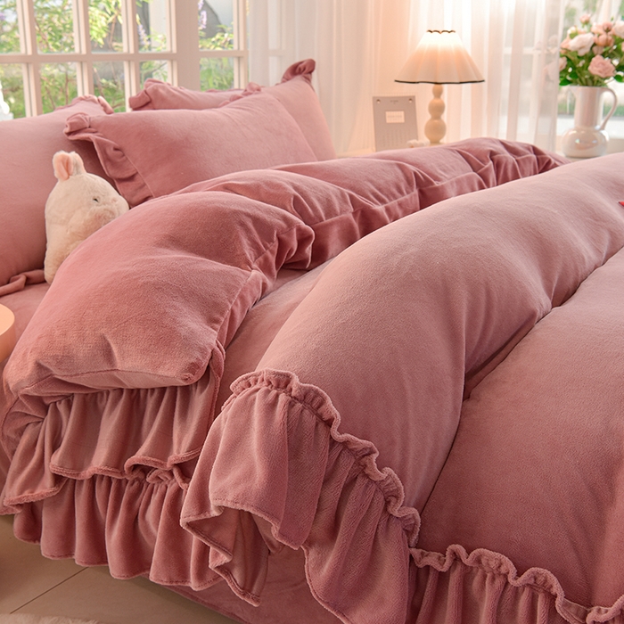 91家纺网 家纺一手货源 找家纺 简爱家纺 2025新款轻奢欧式加厚高克重牛奶绒四件套 珊瑚红