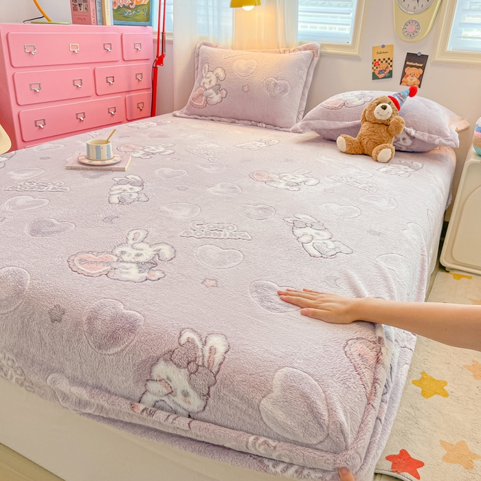 91家纺网 家纺一手货源 找家纺 韩巢家纺 2024新款加厚雪花绒卡通印花保暖床笠三件套 爱心兔(紫)