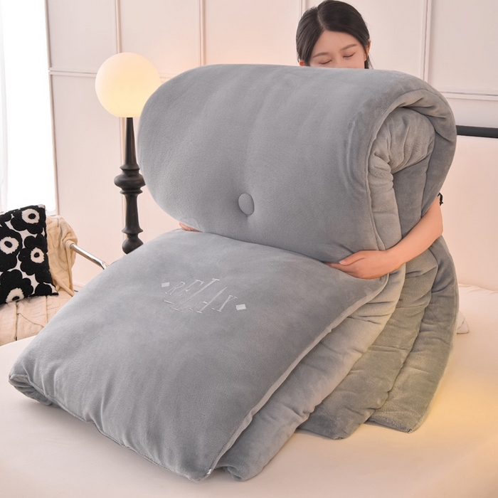 91家纺网 家纺一手货源 找家纺 牛魔王家居 2024新款加厚牛奶绒绣花冬被春秋被大豆被被子 牛奶绒+气质灰