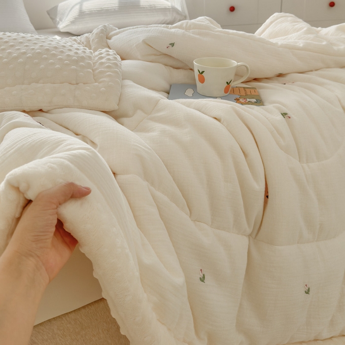 91家纺网 家纺一手货源 找家纺 木楌家居 2025新款全棉A类皱皱纱刺绣手包边豆豆被 芊朵