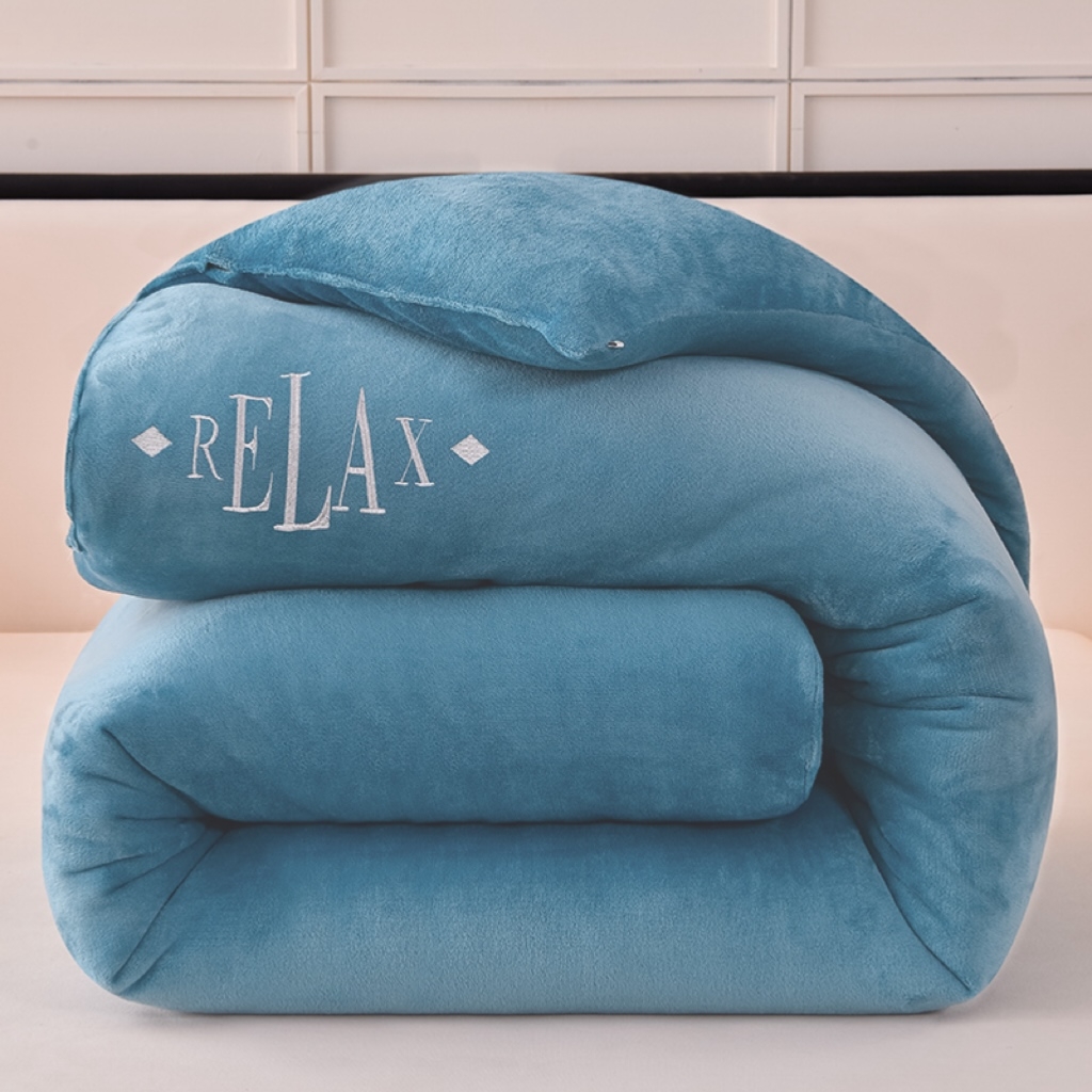 91家纺网 家纺一手货源 找家纺 牛魔王家居 2024新款加厚牛奶绒绣花冬被春秋被大豆被被子 牛奶绒+月光蓝