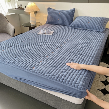 91家纺网 家纺一手货源 找家纺 2024新款A类纯色牛奶绒刺绣薄款床垫加厚绒保暖床笠床护垫 艾维-蓝（床笠款）