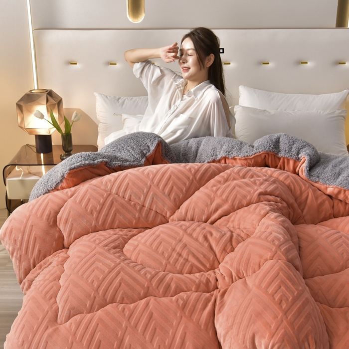 91家纺网 家纺一手货源 找家纺 锦逸家居 2025新款剪花牛奶绒冬被纯色冬被雕花牛奶绒冬被被子被芯春秋被 落日橙