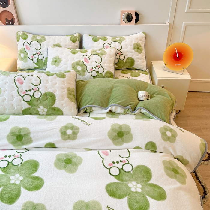 91家纺网 家纺一手货源 找家纺 2024秋冬A类牛奶绒加厚夹棉床笠+牛奶绒被套四件套蓓蕾兔-绿